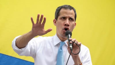 Venezuelas oppositionsledare Juan Guaidó håller tal