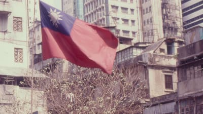 Taiwans flagga svajar från en flaggstång i Hong Kong.  