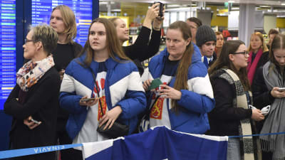 Supportrar samlade på Helsingfors-Vanda flygplats