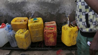 Vatten doneras till behövande i Jemen