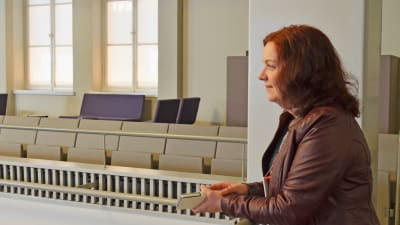 Soili Haverinen ser ut över kyrkan från kyrkläktaren