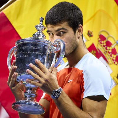 Carlos Alcaraz poseeraa US Openin pokaalin kanssa. 