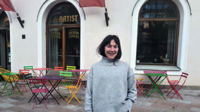 Natalie Ringler utanför Svenska Teatern.