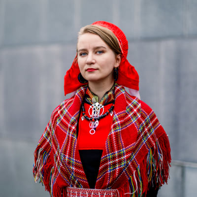 Aktivisten Petra Laiti iklädd samiska kläder.
