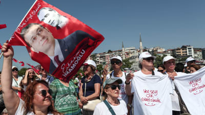 Anhängare till oppositionskandidaten İmamoğlu under hans sista valmöte i Istanbul på lördagen. 