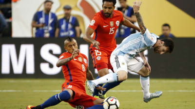 Lionel Messi och Arturo Vidal kämpar om bollen i finalen i Copa America.