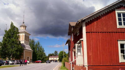 Gårdsbutiken Lundagård och Purmo kyrka i Sisbacka.