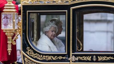 Drottning Elisabeth II lämnar Buckingham Palace för att hålla sitt tal i parlamentet 14.10.2019