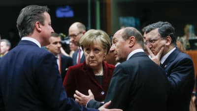 David Cameron, Angela Merkel, Rumäniens president Traian Basescu och José Manuel Barroso samtalar inför toppmötet
