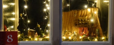 Juldekorationer i ett fönster i Gamla stan i Ekenäs.
