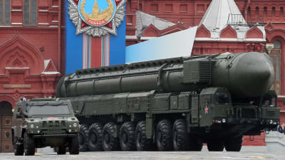 En rysk interkontinental missil av typ Topol-M på parad på Röda torget i Moskva i maj 2012.
