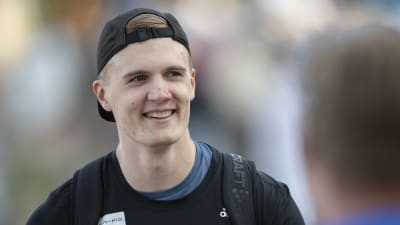 Oliver Helander fotograferas efter en tävling.