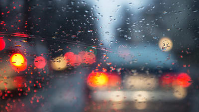 Regnväder genom bilfönster