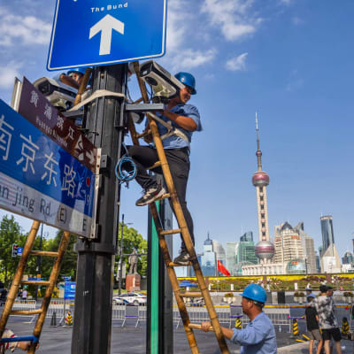 Shanghaissa asennettiin valvontakameraa Bund-joenvarsibulevardin tuntumaan 24. elokuuta 2020.