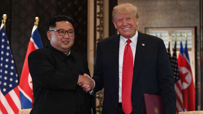 Nordkoreas ledare Kim Jong-un och USA:s president Donald Trump skakar hand efter att de undertecknat deklarationen i Singapore.