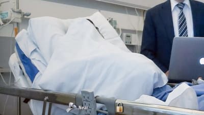 Den huvudmisstänkte gömmer sitt ansikte bakom ett lakan under häktningsrättegången som han deltog i via video.