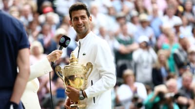 Novak Djokovic interjuvas med Wimbledonpokalen i handen.