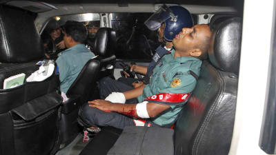 Polis skottskadad under gisslandrama i Bangladesh i juli 2016.