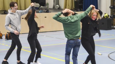 Grankullaeleverna (fr.v.) Alex Federley, Oona Koskenvesa, Jonny Donner och Ellen Eskelin tränar på dansstegen dagen innan gammeldansen.