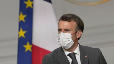 Emmanuel Macron med munskydd.