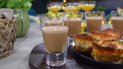 Ruskea kahvidrinkki laseissa ja munamuffinsseja.