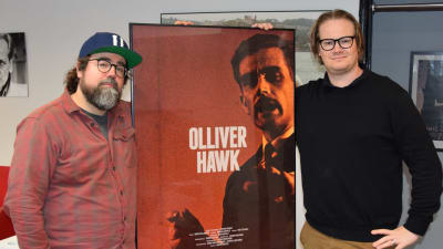 Oskar Forstén och Arthur Franck poserar vid filmaffischen till Olliver Hawk.