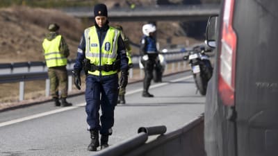 Polis och beväringar bevakar Nylands gräns vid en kontrollstation gränsen mellan Lojo och Salo.