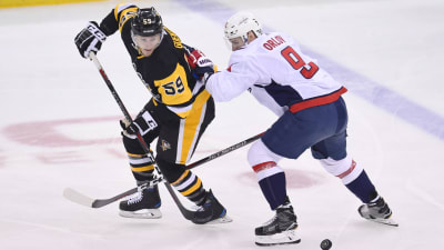 Jake Guentzel tar dig förbi Dimitrji Orlov.