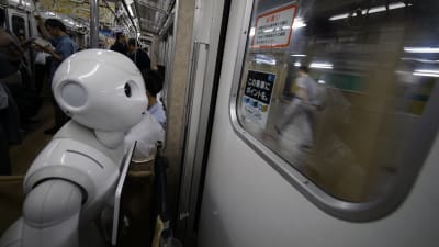 Tomomi Ota's humanoid robot Pepper i Tokyos tunnelbana den 27.06.2016.