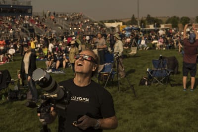 Steve Kaltenhauser från Calgary i Kanada tittar på solförmörkelsen den 21 augusti 2017 i Madras i Oregon.