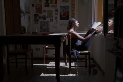 Marta Sparvoli läser största delen av dagarna i coronakarantän i studentläghenheten i Bologna, Italien