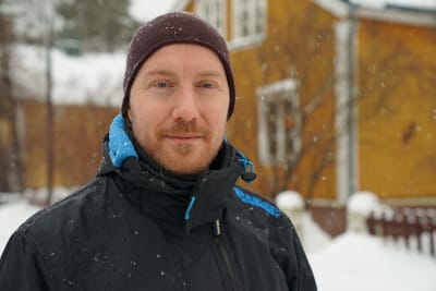Niko Pyrhönen, yliopistotutkija seisoo räntäsateessa Helsingissä Damaskuksentiellä.