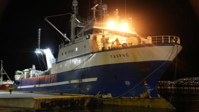 Ett blå-vitt fartyg med namnet Taurus i en mörk hamn i Norge.