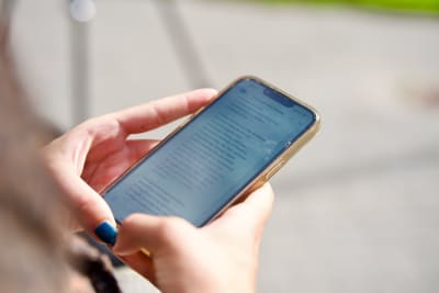 En mobiltelefon med estnisk text på skärmen. 