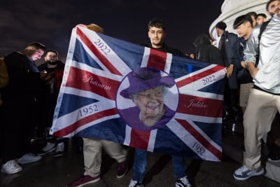 mies pitelee britannian lippua jossa kuningatar Elisabetin kuva