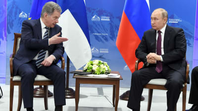Sauli Niinistö och Vladimir Putin i St. Petersburg april 2019.