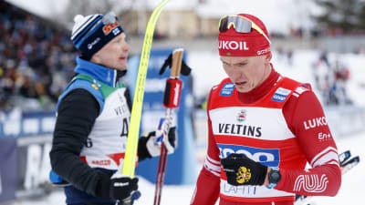 Alexander Bolsjunov efter målgång i Lahtis 2022.
