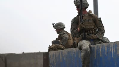 USA-soldater vaktar vid en mur nära militärflygplatsen i Kabul