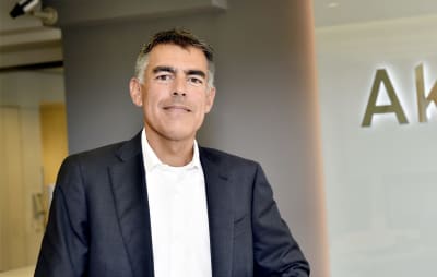 Mikko Ayub i vit skjorta och mörkgrå kostym. 