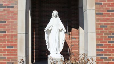 En staty av  Jungfru Maria utanför Roncalli High School.