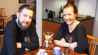 Filip Langhoff och Linda Stenman- Langhoff hemma vid köksbordet, intervju i Morgonöppet