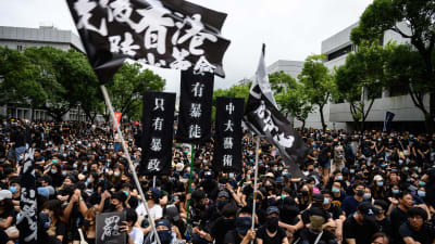 På måndagen protesterade studenter utanför det kinesiska universitetet6 i Hongkong.