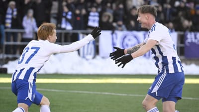 Atom och Maksim Stjopin firar mål för HJK.