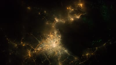Yöllisen Bangkokin valot kaukaa kansainväliseltä avaruusasemalta kuvattuna. 