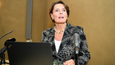 Kommunikationsminister Anne Berner presenterar den så kallade trafikbalken i Helsingfors den 20 september 2016.