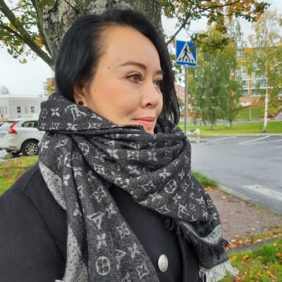 Urai Anuntasin i profil i höstlig miljö. 