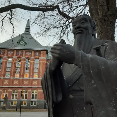 Staty av den kinesiske filosofen Konfucius framför universitetsbyggnad i Stockholm