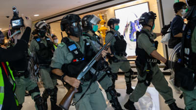 Kravallpolis i ett köpcentrum i Hongkong.