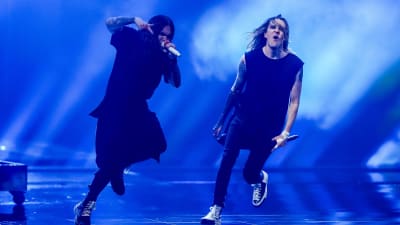 Blind Channel uppträder på eurovisionsscenen.