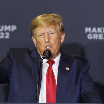 Entinen presidentti Donald Trump puhuu kampanjatilaisuudessa Manchesterissä, New Hampshiressä torstaina 27.4.2022.